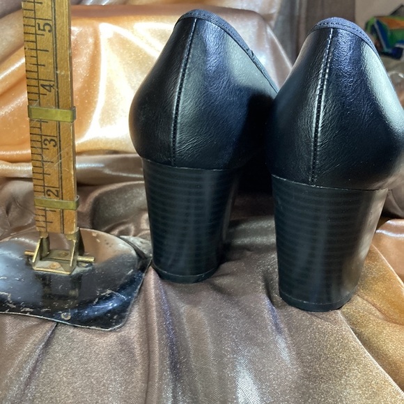 SIZE 11 stacked heel black leather pumps. Naturalizer. Excellent condition box 7 - Picture 4 of 6